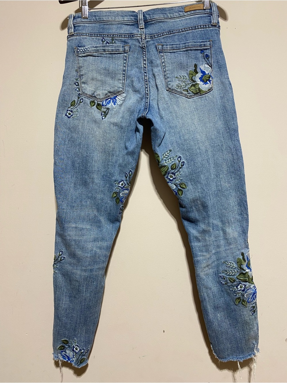Blank NYC Floral Embroidered Skinny Jeans Boho Beachy Cottage Size 28 - Picture 9 of 15